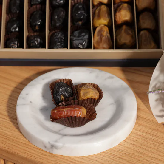 Nua Dates Luxury Gifting Box 1kg | Gerbera Bouquet