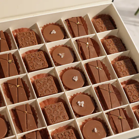 Floward Delicate Chocolate Medium Box | Attractive Flower Bouquet