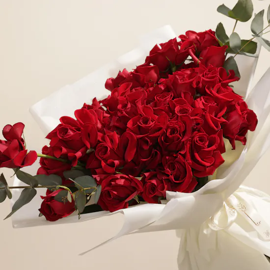 باقة جوري حمراء قرمزية ساحرة