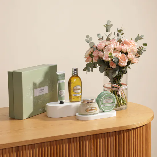 L'Occitane Almond Exfoliating Gift Set | Warmy Flowers Vase