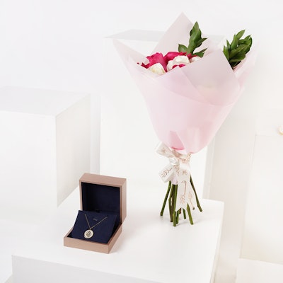 Midad White Mom Necklace | Rose Bouquet