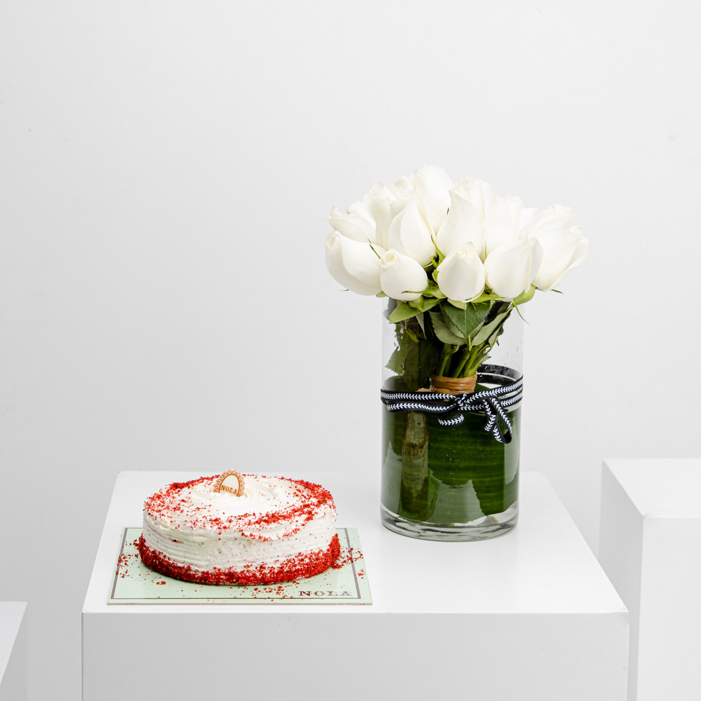 كيكة  نولا مع مزهرية ورود بيضاء