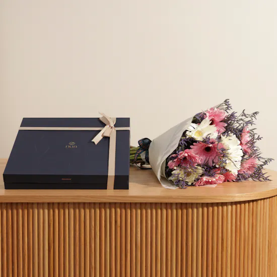 Nua Dates Luxury Gifting Box 1kg | Gerbera Bouquet
