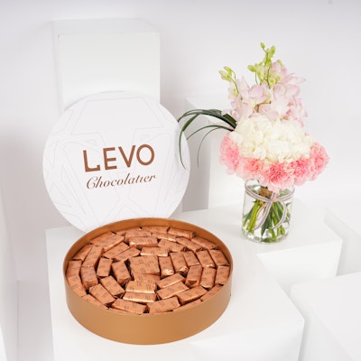 صندوق شوكولاتة كبير من ليفو | مزهرية الجمال المزهر