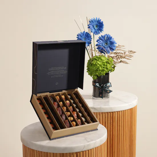 صندوق تمر وبونبون شوكولاتة يوم الأب الكلاسيكي حجم صغير من نوا | مزهرية زهور فريدة