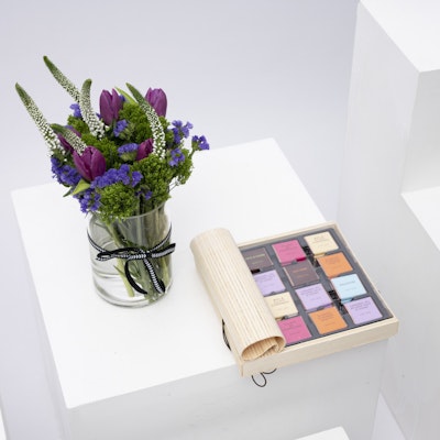 Jeff de Bruges Chocolate with Sweet Petals Vase
