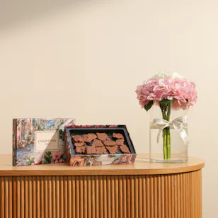 Hanoverian Chocolate Box | Soft Flowers Vase