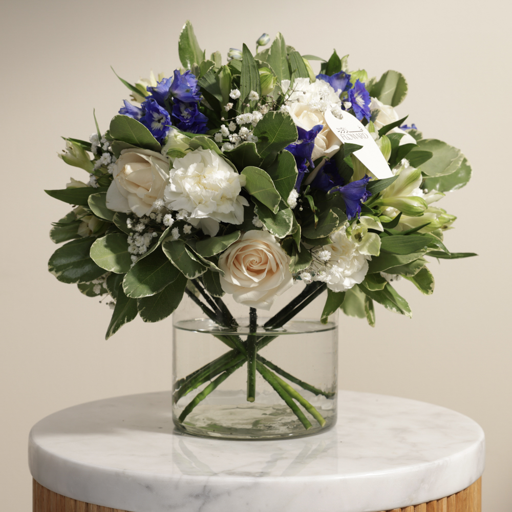 أناقة الأبيض والأزرق | مزهرية زجاج