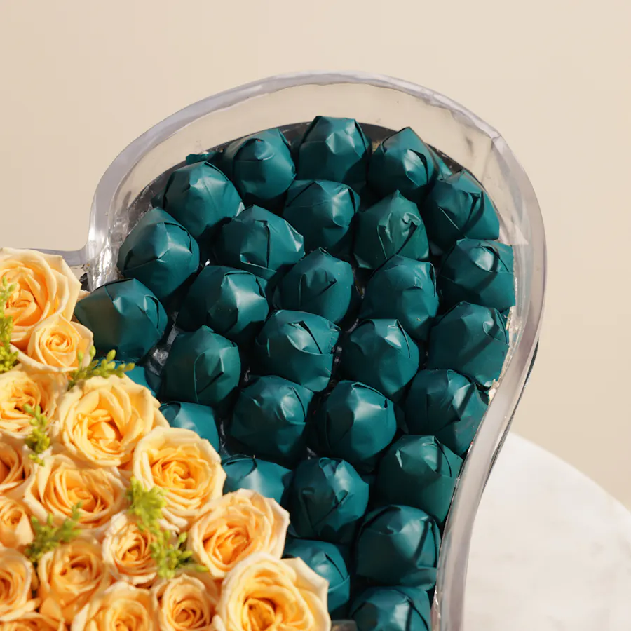 Floward Sweet Moments Chocolate and Flower Heart Vase 5