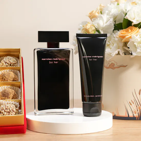 مجموعة عطر فور هير او دي تواليت للنساء من نارسيسو رودريغز | صندوق شوكولاتة من جوديفا مع زهور راقية