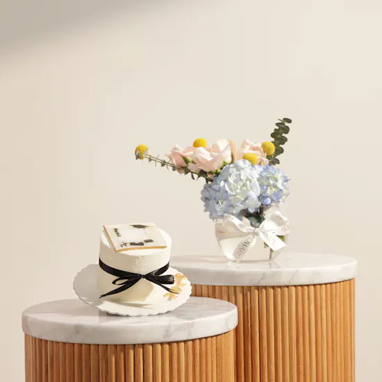 Sweet Atelier Customized by Photo 2026 Graduation Cake | Delicate Flower Vase