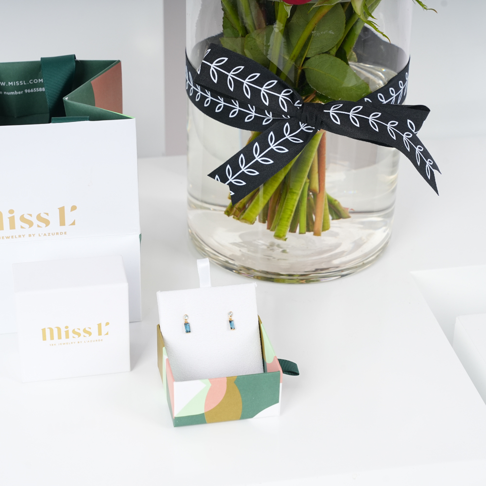 أقراط الذهب والأحجار الملونة من مس ال | باقة حمراء