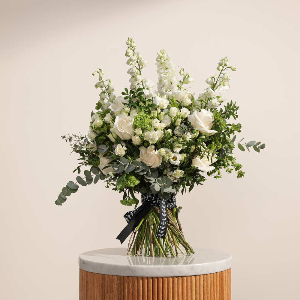 باقة الدلفينيوم البيضاء الكلاسيكية