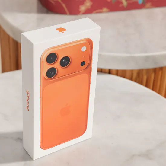 Apple iPhone 17 Pro Cosmic Orange 256GB | Heart's Red Warmth Flower Box