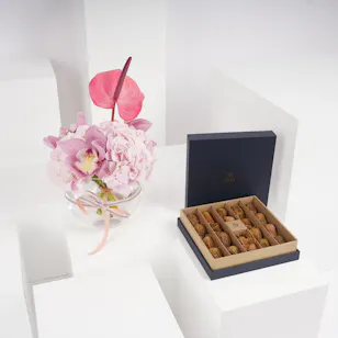 Nua Sukkari Dates Luxury Gifting Box | Pink Flowers Nua Sukkari Dates Luxury Gifting Box | Pink Flowers