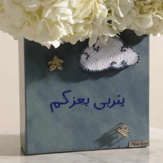 بطاقة بقيمة 100 دينار كويتي من فلاورد | مزهرية زهور المولود الجديد البيضاء الاحتفالية