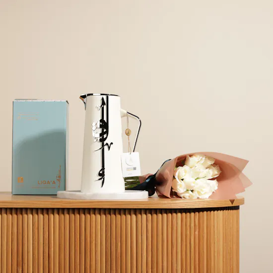 Otantik Liqaa Silver and White Vacuum Flask | Elegant White Rose Bouquet