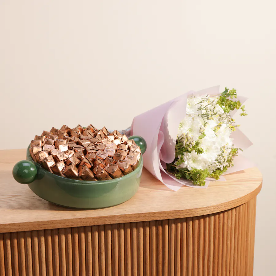 Levo Crepe Dentelle Chocolate Green Tray | Flowers Bouquet 1
