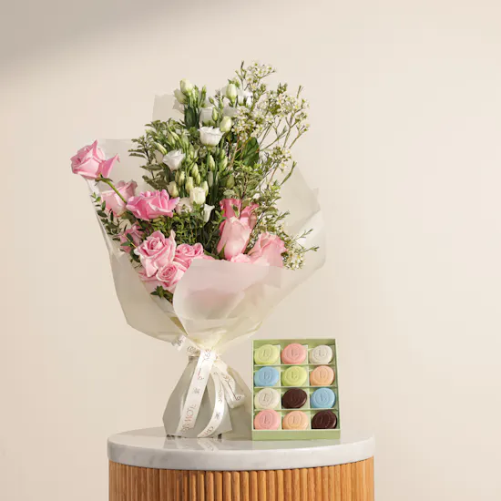Ladurée Iconic Selection Eugénie Box | Delight Bouquet