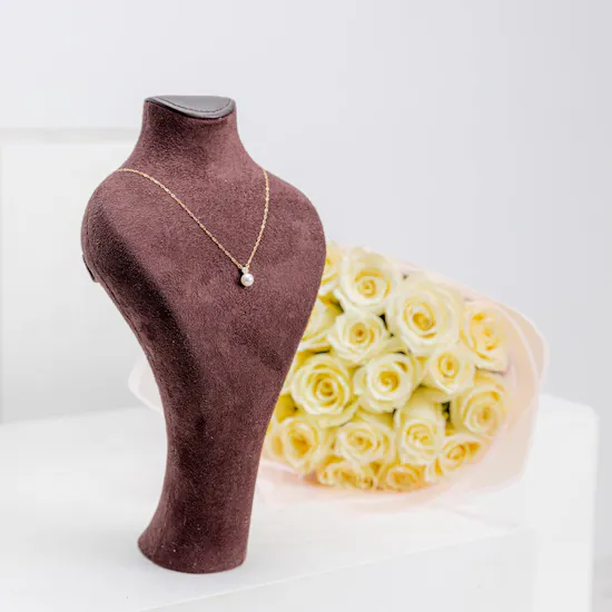 L'azurde Gold Pearl Necklace | White Roses