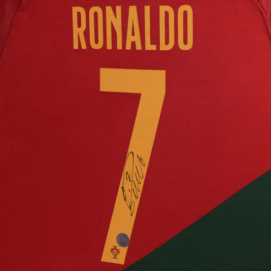 تيشيرت موقع من النجم كريستيانو رونالدو مع منتخب البرتغال نسخة كأس العالم 2022