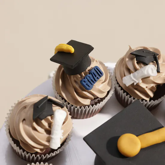 Floward Graduation Chocolate Cupcakes