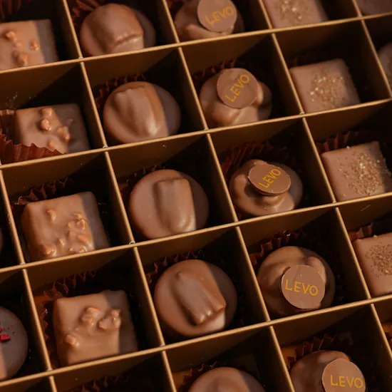 Levo Beige Chocolate Box | Cheerful Flowers