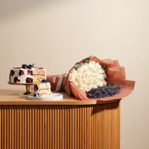 Sucre De Nada Blackberry and Lavender Cake | Elegant Flowers Bouquet 