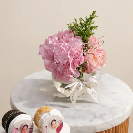 Mister Baker Personalized Photo Cupcakes | Luminous Flower Vase
