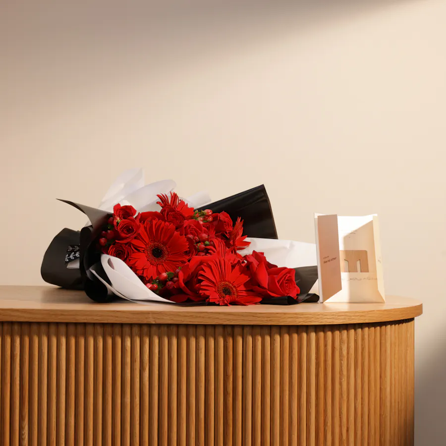 Pauseaway Couples Gateaway Retreat Voucher | Flowers Bouquet 5