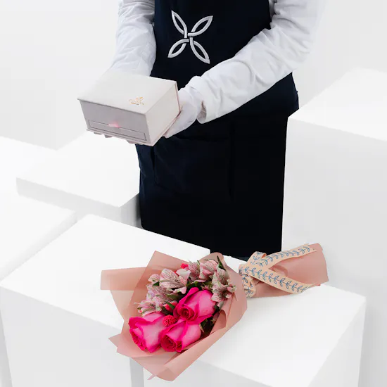 Godiva Mini Royal Box | Fuchsia Roses