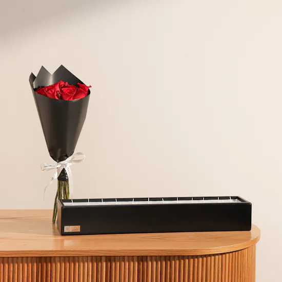 Lanai Noir Short Candle | Stunning Rose Bouquet