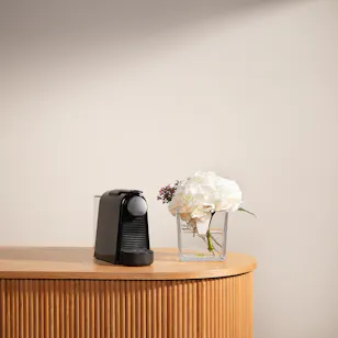Nespresso Essenza Mini D30 Black | White Vase