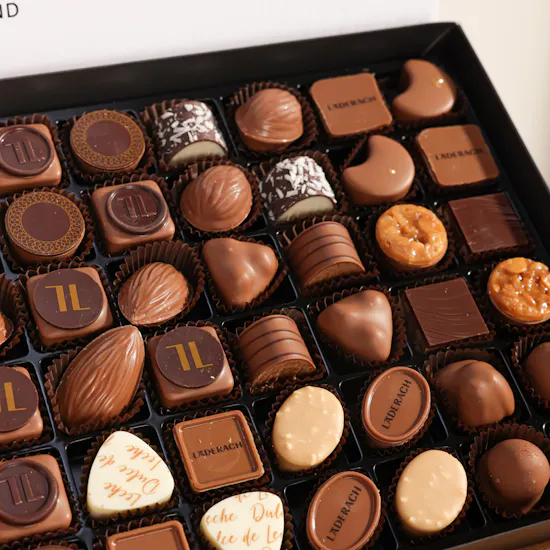 صندوق شوكولاتة متنوعة من لاديراخ | زهور براقة