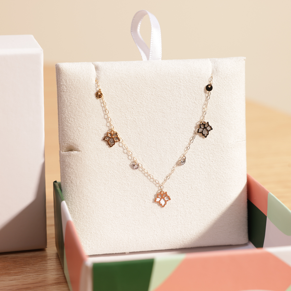 قلادة الزهور الذهبي من ميس ال من لازوردي