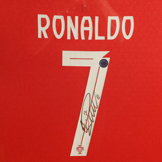 تيشيرت كريستيانو رونالدو الموقّع لمنتخب البرتغال 2025