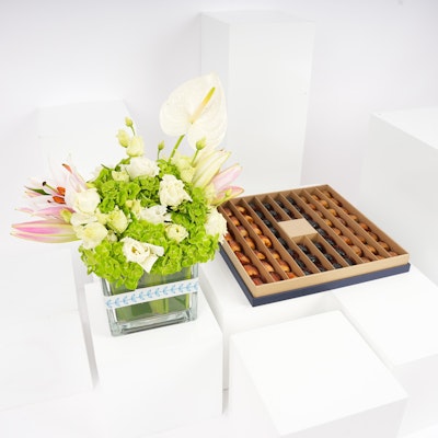 Nua Dates Luxury Gifting Box | Stunning Flowers