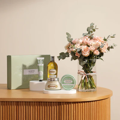 مجموعة هدايا اللوز المقشرة للجسم من لوكسيتان | مزهرية الزهور الدافئة مجموعة هدايا اللوز المقشرة للجسم من لوكسيتان | مزهرية الزهور الدافئة