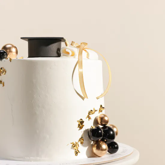 Floward Graduation Classic White Cake