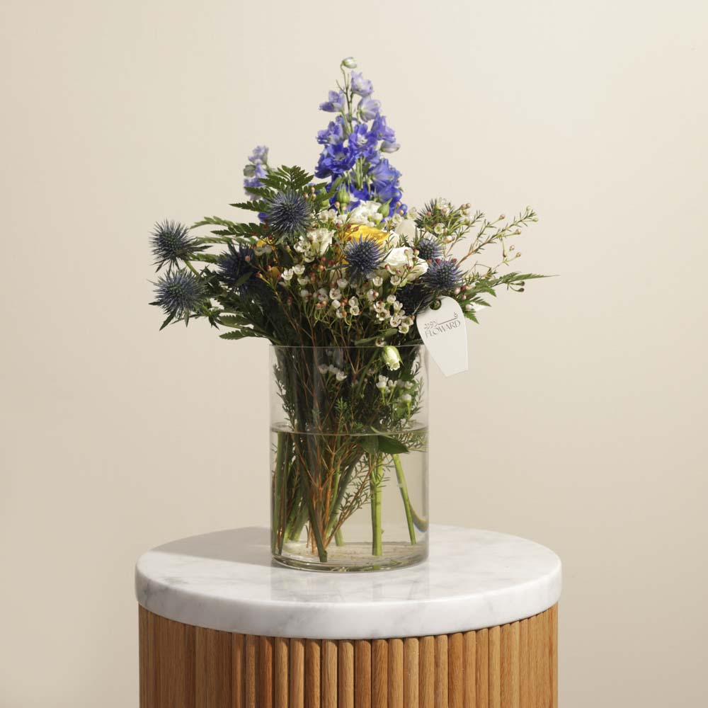 فازة ورد أزرق وأصفر