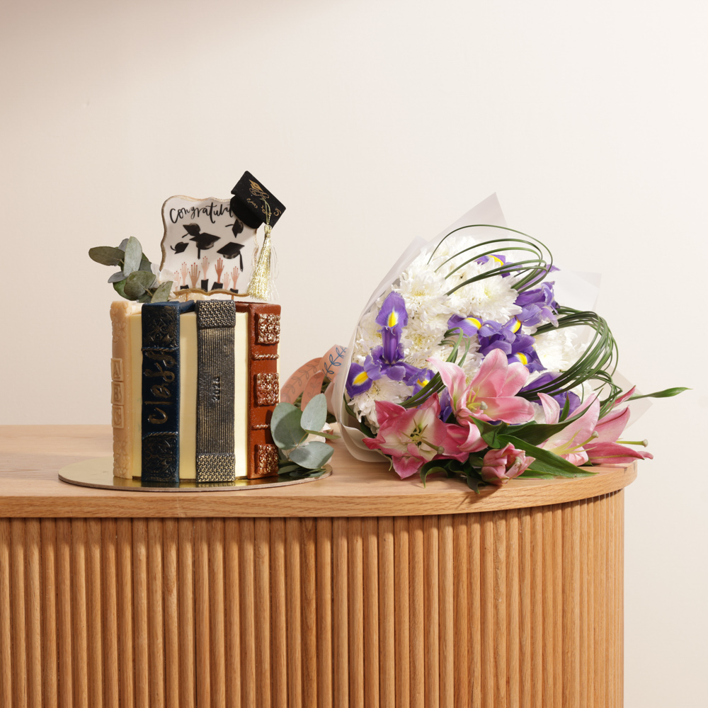 كيك التخرج الكبيرة من سويت اتيليه | زهور الفرحة