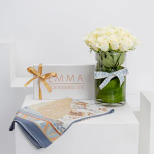 Emma True Blessing Scar | White Roses Vase