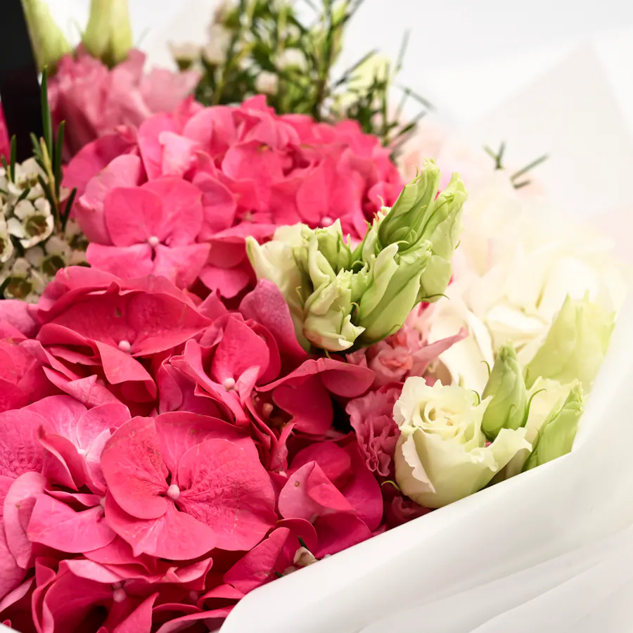 Levo Crepe Dentelle Box with Congratulatory Blooms Bouquet  5