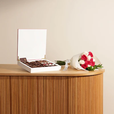 صندوق خشبي شوكولاتة من بتيل | باقة جوري صندوق خشبي شوكولاتة من بتيل | باقة جوري