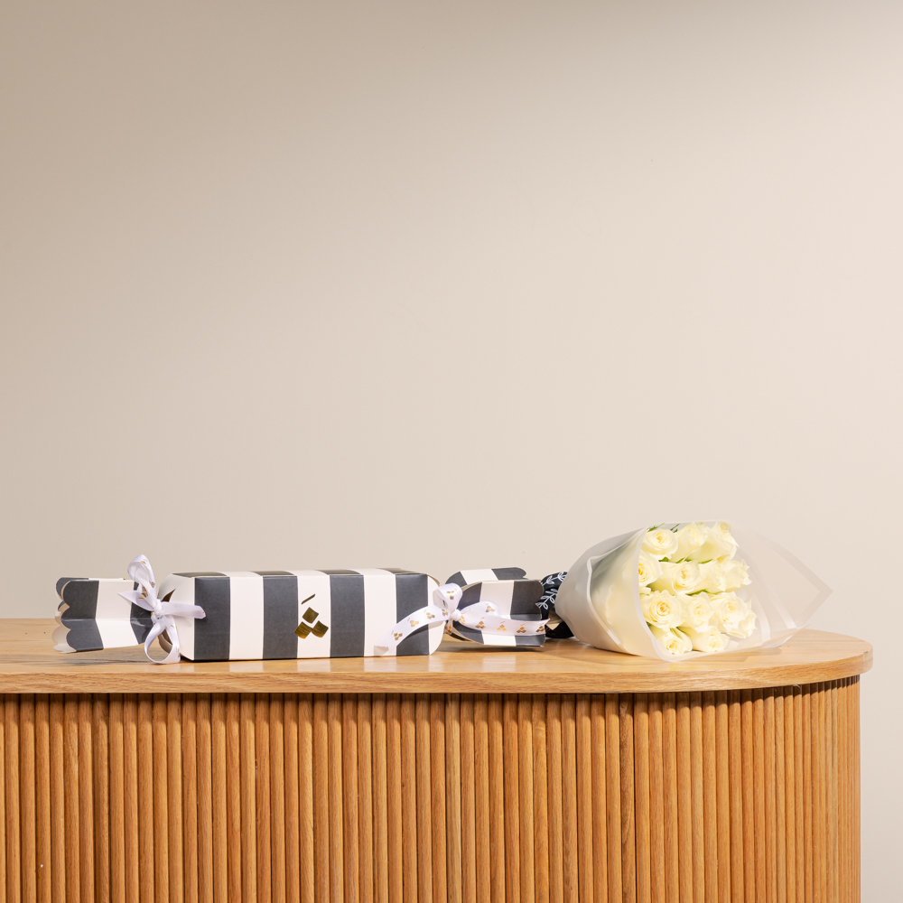 علبة بونبون شوكولاتة من شان شال | باقة جوري ابيض 