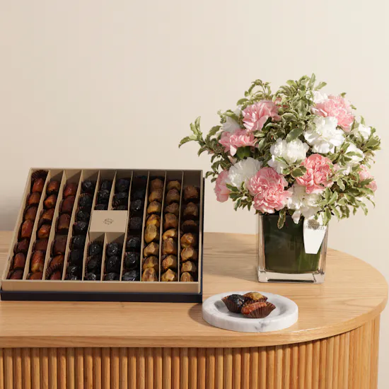Nua Dates Luxury Box | Carnations Vase