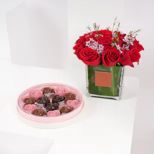 Bostani Rose Chocolate Box | Crimson Charm Vase Bostani Rose Chocolate Box | Crimson Charm Vase