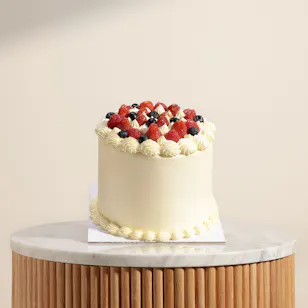 Floward Strawberries and Blueberries Sponge Cake Floward Strawberries and Blueberries Sponge Cake