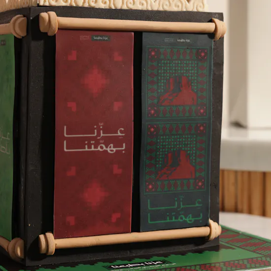 كيك عز دارنا من فلاورد | باقة زهور أناقة الفخر