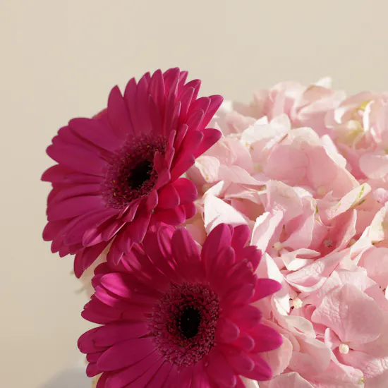 Omani Women’s Day Radiance Flower Vase